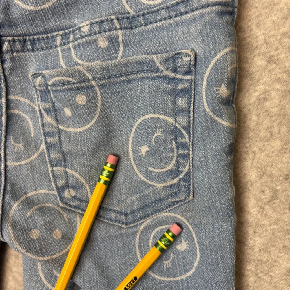 The Children's Place Kids Girls 5 Light Wash Denim Shorts with Smiley Face Print